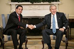 Then presidents Martín Torrijos and George W. Bush at the Oval