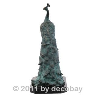 Skulptur auf Marmorplatte Pfau Vogel Bronze grün patinierte Pfauen