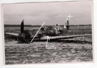 Original Foto 2WK, Me109 Flugzeug Kennung 3 + und Name BETTY am