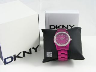 DKNY Damenuhr aus Aluminum Zeitanzeige Analog Funktionen Stunde