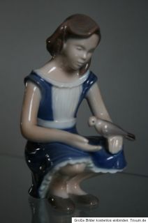 seltene Kinderfigur Mädchen m. Taube   V. Thymann Porzellanfigur B