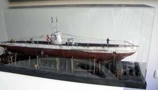 German Type XXIII or II U Boot in drydock+12 figures / Submarino tipo