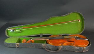 alte Geige mit Bogen im Koffer