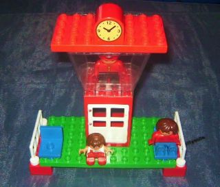 Lego Duplo Eisenbahn Bahnhof Tower mit Figur, Uhr Haltestelle ähnl