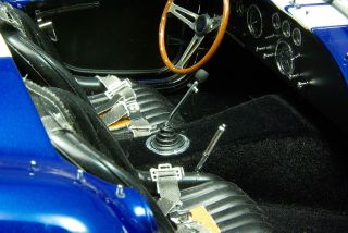 12 Kyosho   KYO8631BL AC Shelby Cobra 427 (1966)   bluemet.