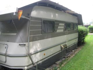 Hymer Nova 540 Wohnwagen mit Vorzelt zu verkaufen auf Campingplatz