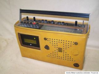 Hallo, zum Verkauf kommt hier ein altes Kofferradio. Das Radio
