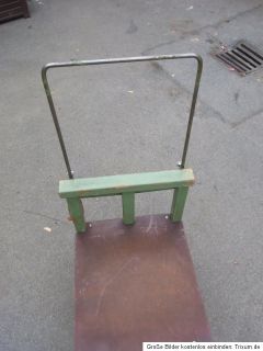 alter Stuhl/Industrie aus Metall und Holz mit Lehne, 4 Beine 65cm hoch