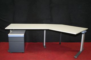 Schreibtisch mit Rollcontainer
