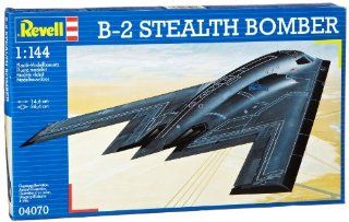 B 2 Stealth Bomber 1/144 Revell Germany Toys & Games